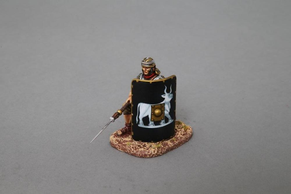 Thomas Gunn Miniatures ROM014C Kneeling Legionnaire with Pilum Lowered